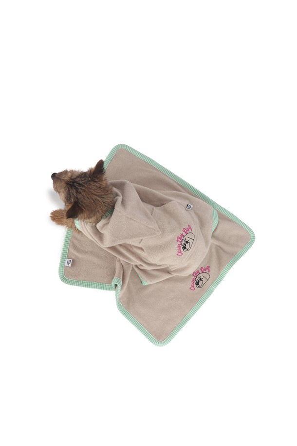 Country Dog 타월은 면과 폴리에스테르 혼방 소재로 제작되어 부드러운 촉감을 자랑하며, 양면 테리 루프 구조의 고밀도 섬유가 뛰어난 흡수력과 형태 유지력, 신축성을 제공합니다. 58cm x 49cm 사이즈의 이 타월은 반려동물 목욕, 산책, 물놀이 후 젖은 털을 닦아주기에 적합하며, 속건 기능과 보온성까지 갖춰 실용적입니다. 무지 패턴으로 디자인되었으며, 반려동물에게 편안함과 쾌적함을 선사합니다.
