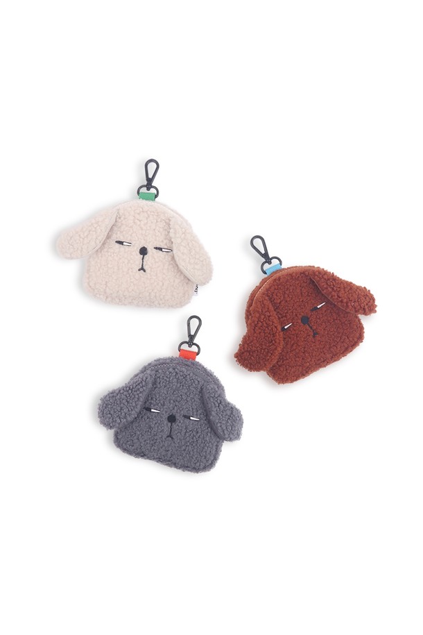 Hekhek (헤크헤크) 미니 포켓은 귀여운 동물 캐릭터 디자인이 돋보이는 미니 파우치입니다. 양털과 플리스 소재로 제작되어 부드러운 촉감을 선사하며, 아이보리 및 베이지 색상으로 출시되었습니다. 반원 형태의 아담한 사이즈로, 일상에서 간편하게 소지품을 보관할 수 있습니다. 지퍼형 잠금 방식으로 내용물을 안전하게 보호하며, 휴대성이 뛰어나 실용적입니다.
