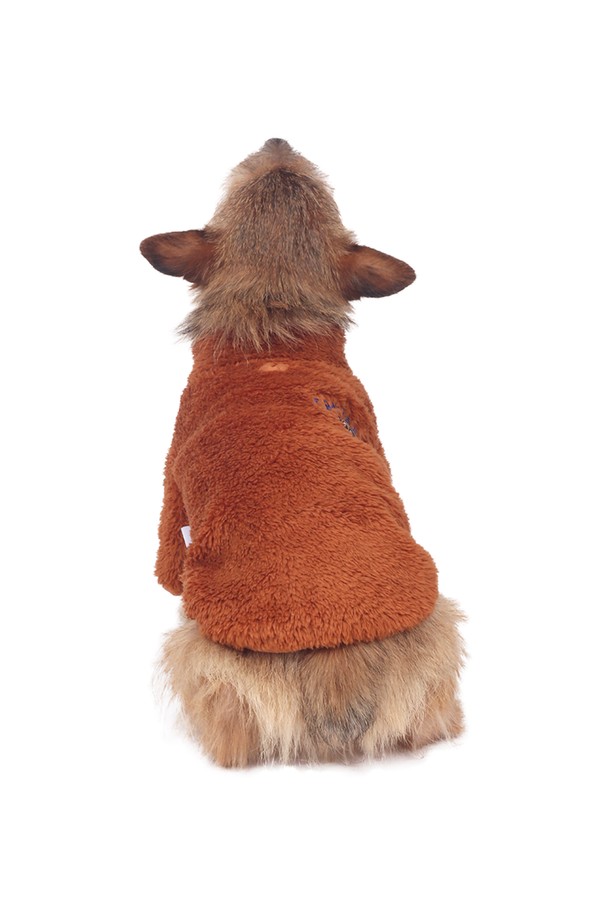 Country Dog Fur Zip-up (컨트리 도그 퍼 집업)은 반려견을 위한 겨울철 의류입니다. 부드러운 촉감의 플리스 소재로 제작되어 가볍고 따뜻하게 착용할 수 있습니다. 무지 디자인의 화이트 컬러로 어떤 털색의 강아지에게나 잘 어울립니다. 레귤러핏으로 제작되었으며, 간편하게 입고 벗을 수 있는 집업 스타일입니다. 보온성과 경량성을 갖춰 일상생활에서 편안하게 활동할 수 있도록 돕습니다.
