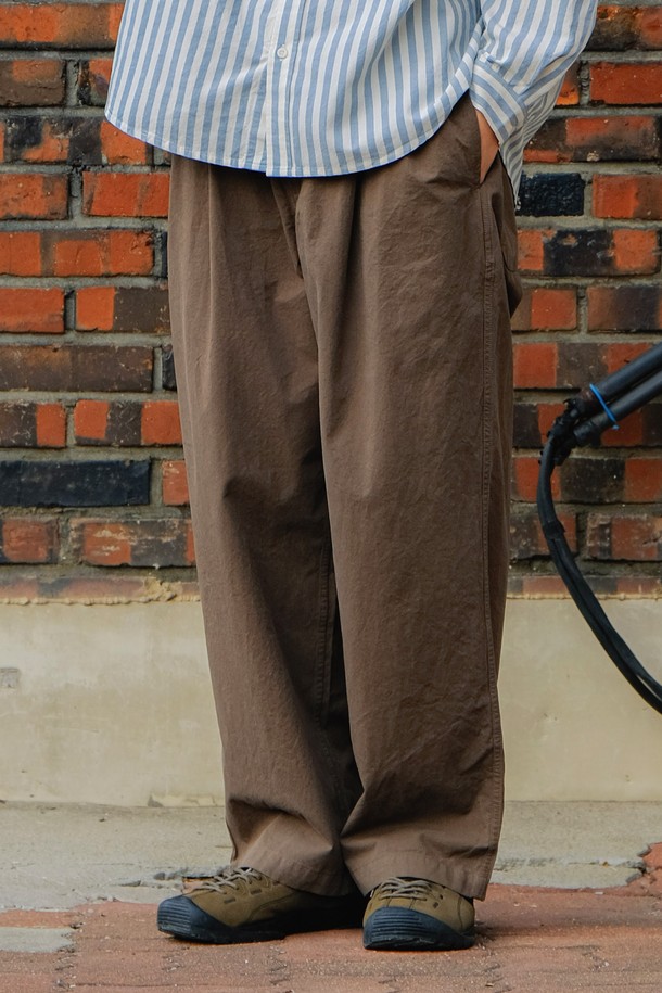 KAPPY DESIGN - 캐주얼팬츠 - [KAPPY DESIGN] TWO TUCK WIDE PANTS (BROWN)