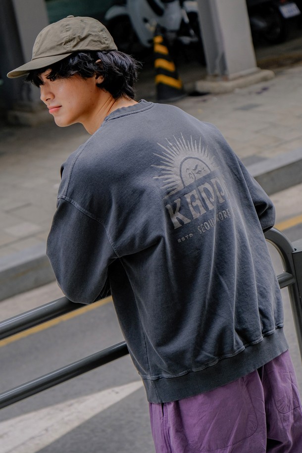 KAPPY DESIGN - 스웨트셔츠 - [KAPPY DESIGN] SUNNY WINK PIGMENT SWEAT SHIRT (CHARCOAL)