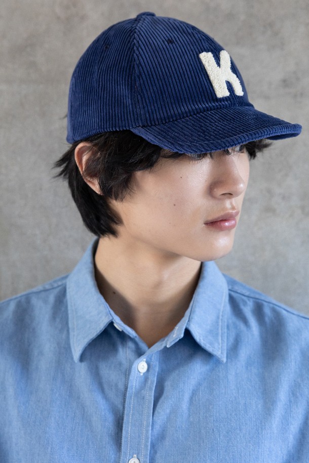 [KAPPY DESIGN] 코듀로이 로고 캡 (블루)은 어떤 스타일에도 잘 어울리는 캐주얼 모자입니다. 부드러운 코듀로이 소재로 제작되어 편안한 착용감을 선사하며, 봄, 여름, 가을 계절에 착용하기 좋습니다. 야구모자 스타일로, 일상복뿐만 아니라 산책룩, 여행룩에도 매치하기 좋습니다. 일반 깊이와 챙 넓이로 제작되었으며, 조절 가능한 스트랩으로 편안하게 착용할 수 있습니다. 블루 컬러에 로고 디자인이 포인트로 들어가 미니멀하고 클래식한 스타일을 연출합니다.
