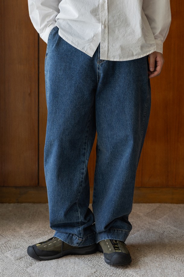 [KAPPY DESIGN] 워시드 루즈 데님 (미드 블루)은 편안함과 스타일을 모두 갖춘 데님 팬츠입니다. 4계절 내내 활용 가능한 이 바지는 캐주얼하고 베이직한 스타일을 연출하며, 루즈핏으로 편안한 착용감을 선사합니다. 미드 블루 컬러의 워싱 가공을 거쳐 자연스러운 느낌을 더했으며, 레이저 각인 버튼 디테일이 돋보입니다. 뻣뻣한 촉감의 데님과 면 혼방 소재로 제작되었으며, 신축성 있는 허리 밴딩으로 활동성을 높였습니다. 동네 마실룩이나 여행룩에 활용하여 편안하면서도 멋스러운 스타일을 완성해 보세요.
