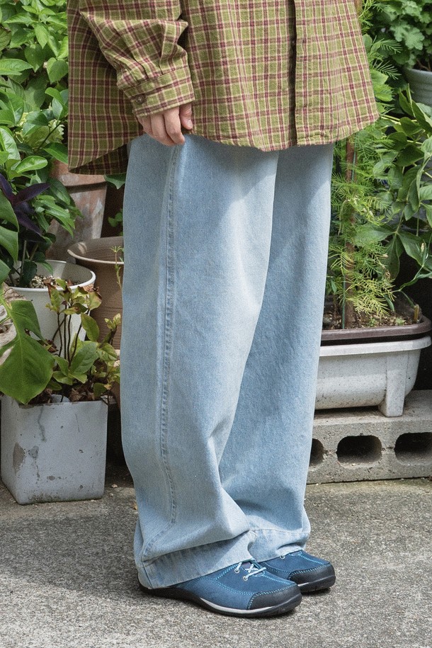 [KAPPY DESIGN] WASHED LOOSE DENIM (라이트 블루)는 남녀 모두 착용 가능한 루즈핏 데님 팬츠입니다. 사계절 내내 활용하기 좋은 중간 두께의 면/데님 혼방 소재로 제작되었으며, 캐주얼, 미니멀, 클래식 스타일을 연출하기 좋습니다. 라이트 블루 컬러의 무지 디자인으로 어떤 상의와도 잘 어울리며, 편안한 동네 마실룩이나 여행룩으로 제격입니다. 허리 밴딩과 레이저 각인 버튼 디테일이 더해져 실용성과 디자인을 모두 갖췄습니다. 
