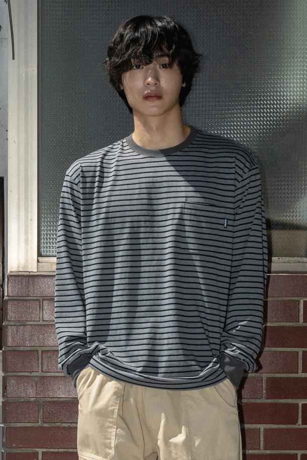 [KAPPY DESIGN] 피그먼트 스트라이프 롱 슬리브 (다크 그레이)는 부드러운 면 소재로 제작되어 편안한 착용감을 선사합니다. 캐주얼하고 베이직한 스타일로, 일상 및 가벼운 산책 시 동네 마실룩, 산책룩에 적합합니다. 루즈핏과 릴랙스핏의 편안한 핏으로 제작되었으며, 라운드넥 디자인에 넥라인과 소매단 립 처리가 돋보입니다. 다크 그레이 컬러에 피그먼트 워싱 처리로 빈티지한 느낌을 더했으며, 가슴 포켓 디테일과 시그니처 라벨로 포인트를 더했습니다. 봄, 가을 시즌에 활용하기 좋은 긴팔 티셔츠입니다.
