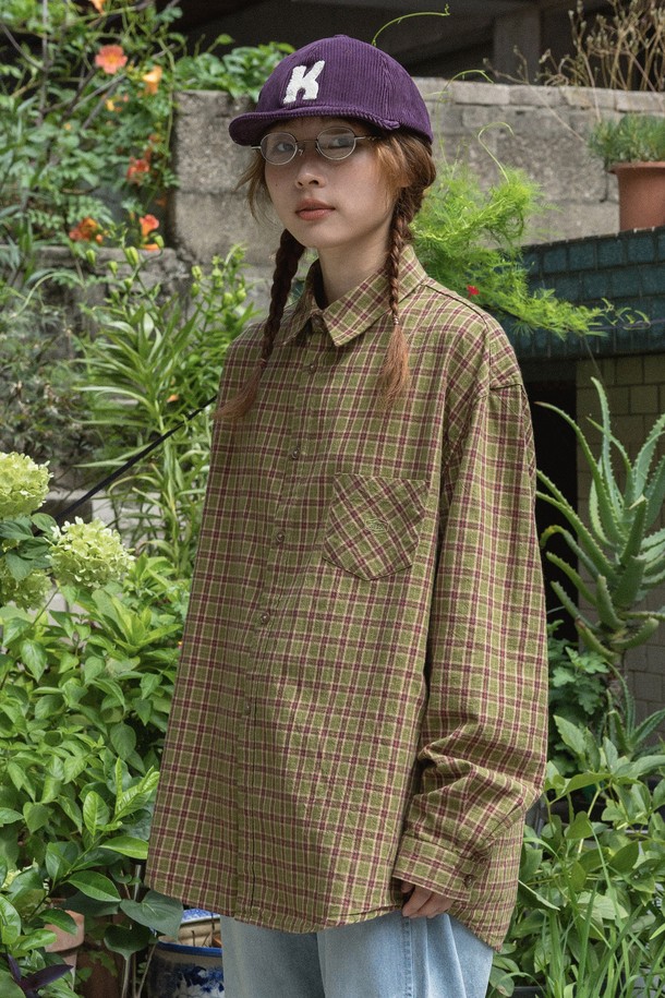 [KAPPY DESIGN] 노마드 플래드 셔츠 (그린)는 봄, 가을에 어울리는 남녀 공용 셔츠입니다. 부드러운 면 소재에 빈티지한 그린 컬러의 체크 패턴이 특징이며, 여유로운 오버핏 또는 루즈핏으로 편안하게 착용 가능합니다. 차이나 칼라와 긴 소매, 가슴 포켓 자수 디테일, 등판 양쪽 플리츠, 워싱 가공으로 캐주얼하면서도 베이직한 스타일을 연출합니다. 데이트룩, 카페룩 등 다양한 TPO에 활용 가능하며, 캐주얼, 클래식, 미니멀 스타일을 선호하는 분들께 추천합니다.
