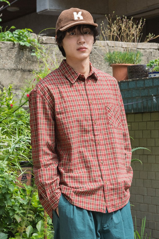 [KAPPY DESIGN] 노마드 플래드 셔츠 (RED)는 캐주얼, 클래식, 미니멀 스타일을 추구하는 남녀 모두를 위한 셔츠입니다. 봄, 가을에 적합하며, 릴랙스핏과 오버핏으로 편안한 착용감을 선사합니다. 부드러운 면 소재에 레드와 그린 컬러의 체크 패턴이 돋보이며, 차이나 칼라와 긴 소매 디자인이 특징입니다. 가슴 포켓 자수, 등판 플리츠, 워싱 가공 처리로 세련됨을 더했으며, 데이트룩, 동네 마실룩, 카페룩 등 다양한 TPO에 활용하기 좋습니다. 활동성 좋은 실루엣으로 편안함과 스타일을 모두 잡았습니다.
