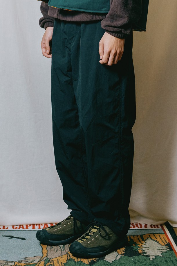 [KAPPY DESIGN] 카피 디자인의 INSULATED UTILITY PANTS (블랙)는 일상과 아웃도어 활동 모두에 적합한 남녀 공용 방한 유틸리티 팬츠입니다. 가을, 겨울 시즌 착용을 위해 두껍게 제작되었으며, 넉넉한 루즈핏과 와이드 핏으로 편안한 착용감을 선사합니다. 나일론 소재를 사용하여 내구성을 높였으며, 기모 안감으로 보온성을 강화했습니다. 유틸리티 디자인과 무지 패턴, 블랙 컬러로 캐주얼, 스트릿, 고프코어 스타일을 연출하기 좋습니다. 밴딩 처리된 허리 부분은 활동성을 더하고, 캠핑룩으로도 활용 가능한 실용적인 아이템입니다.
