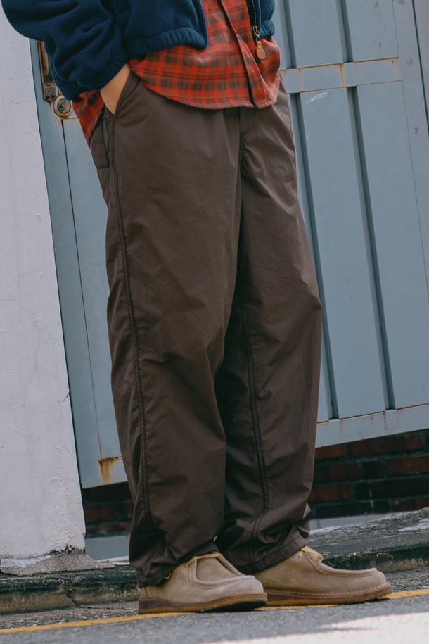 [KAPPY DESIGN] 카피 디자인의 INSULATED UTILITY PANTS (브라운)는 남성용 유틸리티 팬츠입니다. 가을, 겨울 시즌에 적합하며, 캐주얼 및 밀리터리 스타일을 연출할 수 있습니다. 넉넉한 레귤러핏에 두꺼운 두께감과 패딩 안감, 보온성을 갖춰 추운 날씨에도 따뜻하게 착용 가능합니다. 무지 디자인의 긴 기장으로, 실용성을 더했습니다. 나일론 소재로 제작되어 튼튼하며, 워크웨어, 미니멀 스타일에도 잘 어울립니다.
