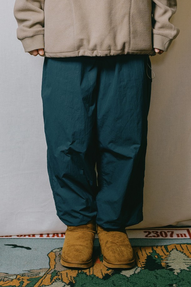 [KAPPY DESIGN] 카피 디자인의 INSULATED UTILITY PANTS (블루)는 남성용 긴바지로, 가을과 겨울철에 따뜻하게 착용할 수 있는 바지입니다. 캐주얼, 스트리트, 미니멀 스타일을 아우르며, 일상 및 아웃도어 활동에 적합합니다. 넉넉한 레귤러핏에 두꺼운 두께감과 패딩 안감, 밴딩 허리, 그리고 유틸리티 디자인이 특징입니다. 나일론 소재로 제작되어 튼튼하며, 캠핑룩 연출에도 용이합니다.
