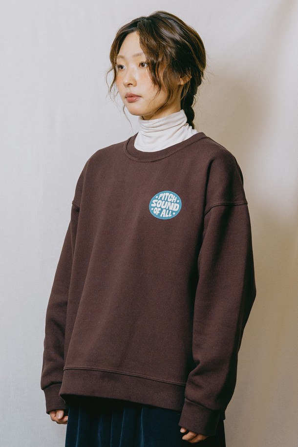 [KAPPY DESIGN] 피치 플러프 스웨트 셔츠 (브라운)는 부드러운 기모 안감과 플러프 소재로 제작되어 가을, 겨울철 따뜻하고 포근한 착용감을 선사합니다. 라운드넥에 오버핏 크롭 기장으로 디자인되어 캐주얼하면서도 베이직한 스타일을 연출합니다. 긴 소매와 무지 디자인으로 어떤 옷에도 쉽게 매치할 수 있으며, 로고 패치가 포인트로 더해졌습니다. 편안한 일상복으로 활용하기 좋은 아이템입니다.
