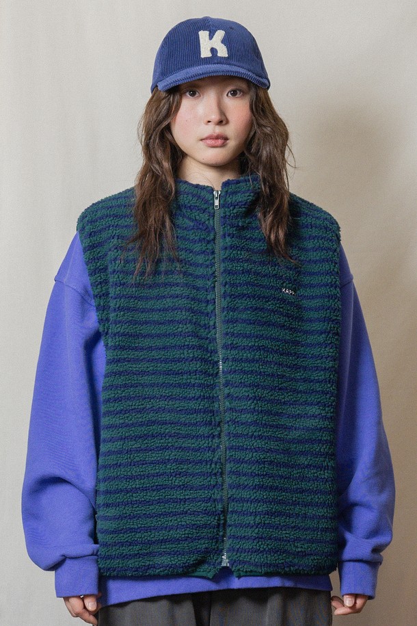 [KAPPY DESIGN] 스트라이프 플리스 지퍼 베스트 (그린)는 가을, 겨울철 캐주얼, 스포티 스타일을 연출하기 좋은 공용 베스트입니다. 두꺼운 두께감의 부드러운 플리스 소재에 스트라이프 패턴이 더해져 포근하고 트렌디한 느낌을 선사합니다. 집업 디자인과 크롭 기장으로 활동성을 높였으며, 산책룩, 캠핑룩 등 다양한 TPO에 활용 가능합니다. 레귤러핏으로 편안하게 착용할 수 있으며, 민소매 디자인으로 레이어드 연출에도 용이합니다.
