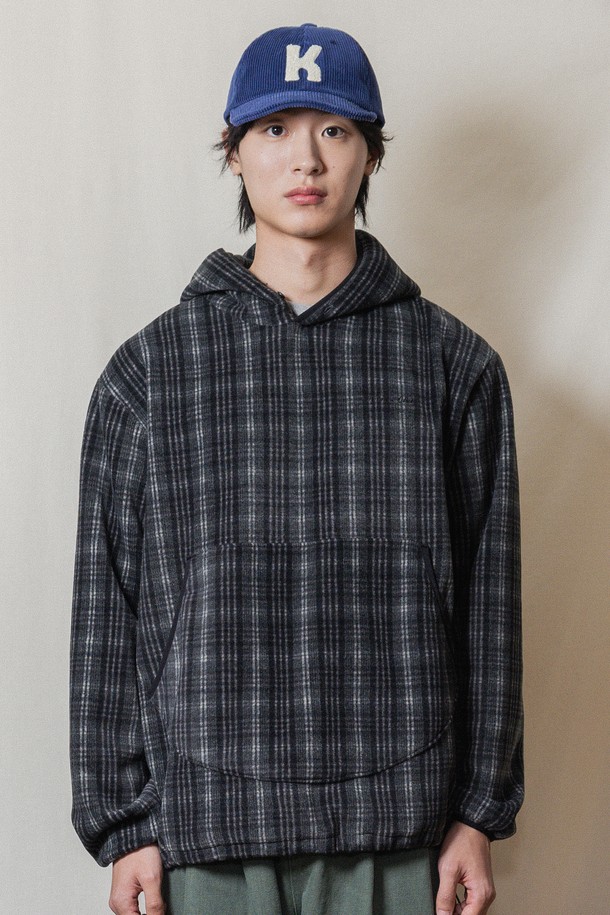 [KAPPY DESIGN] 플리스 체크 버튼 후디 (블랙)는 캐주얼한 스타일을 연출하기 좋은 남녀 공용 후드티셔츠입니다. 부드러운 플리스 소재에 체크 패턴이 더해져 포근하고 따뜻한 느낌을 주며, 루즈핏으로 편안한 착용감을 선사합니다. 가을, 겨울 시즌에 안성맞춤이며, 버튼 디테일이 돋보이는 디자인입니다. 블랙 컬러로 어떤 옷에도 매치하기 용이하여 데일리룩으로 활용하기 좋습니다.
