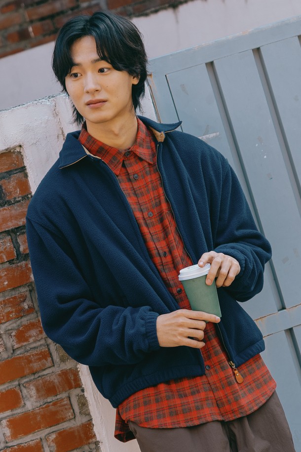 [KAPPY DESIGN] 플리스 봄버 재킷 (네이비)는 가을, 겨울 시즌에 어울리는 남성용 아우터입니다. 부드러운 플리스 소재로 제작되어 뛰어난 촉감과 두꺼운 두께감으로 높은 보온성을 제공합니다. 캐주얼, 스트리트 스타일을 모두 소화할 수 있으며, 오버핏 디자인과 집업 여밈 방식으로 편안한 착용감을 선사합니다. 무지 패턴의 네이비 컬러는 어떤 스타일에도 쉽게 매치하여 미니멀한 연출을 하기에 좋습니다. 긴 소매 기장의 봄버 재킷으로, 일상에서 폭넓게 활용할 수 있습니다.
