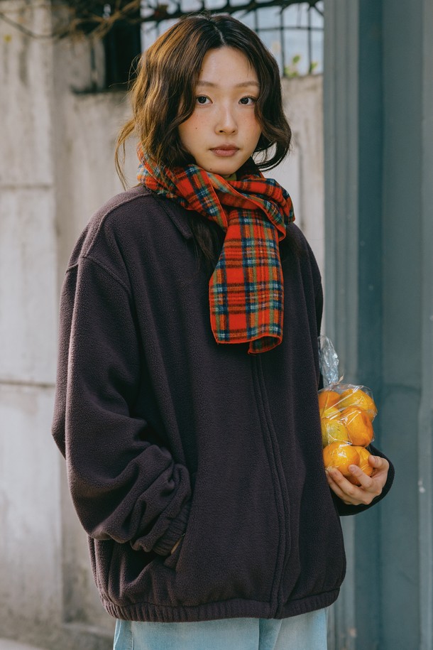 **[KAPPY DESIGN] 플리스 봄버 재킷 (브라운)**은 가을과 겨울, 쌀쌀한 날씨에 따뜻하고 편안하게 착용하기 좋은 여성용 아우터입니다. 부드러운 플리스 소재로 제작되어 뛰어난 촉감과 보온성을 제공하며, 루즈핏 디자인으로 활동성을 높였습니다. 브라운 컬러의 무지 디자인은 캐주얼, 스포티, 미니멀 등 다양한 스타일 연출에 활용하기 좋습니다. 집업 방식의 긴 소매 봄버 재킷으로, 일상에서 편안하게 즐겨 입을 수 있습니다. 두꺼운 두께감으로 추운 날씨에도 따뜻함을 유지해 줍니다.
