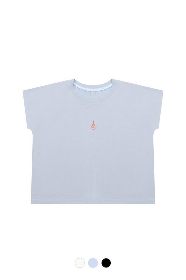 **[여성] 메인심볼 백 슬릿 티셔츠 (스카이블루)**

부드러운 모달과 폴리에스테르 혼방 소재로 제작되어 편안한 착용감을 선사하는 [여성] 메인심볼 백 슬릿 티셔츠입니다. 릴랙스 핏 라운드넥 디자인에 시원한 스카이블루 컬러, 반소매 기장으로 봄, 여름철 데일리룩에 활용하기 좋습니다. 백 슬릿 디테일이 돋보이며, 신축성 있는 원단으로 활동성을 높였으며 레이어드하여 다양한 스타일을 연출할 수 있습니다.
