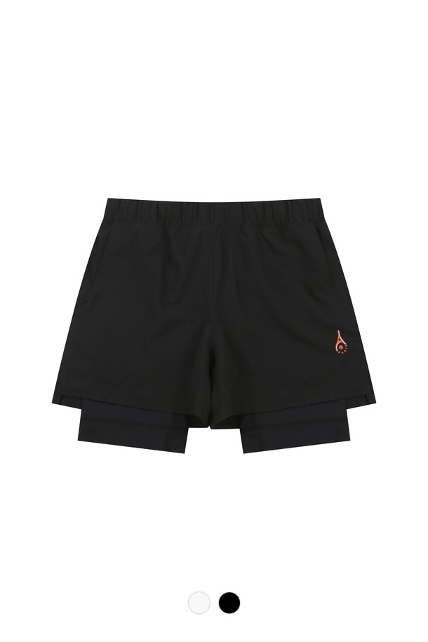 [남성] 초경량 5인치 우븐 메쉬 레이어드 쇼츠 (블랙)는 러닝과 피트니스 활동에 최적화된 스포티한 스타일의 남성용 반바지입니다. 가볍고 통기성이 뛰어난 폴리에스테르, 나일론, 스판덱스 혼방 소재에 메쉬 레이어드 디자인을 적용하여 쾌적함을 더했습니다. 5인치 기장과 밴딩 허리, 드로우스트링, 실리콘 로고 디테일이 특징이며, 레귤러 핏으로 편안한 착용감을 제공합니다.
