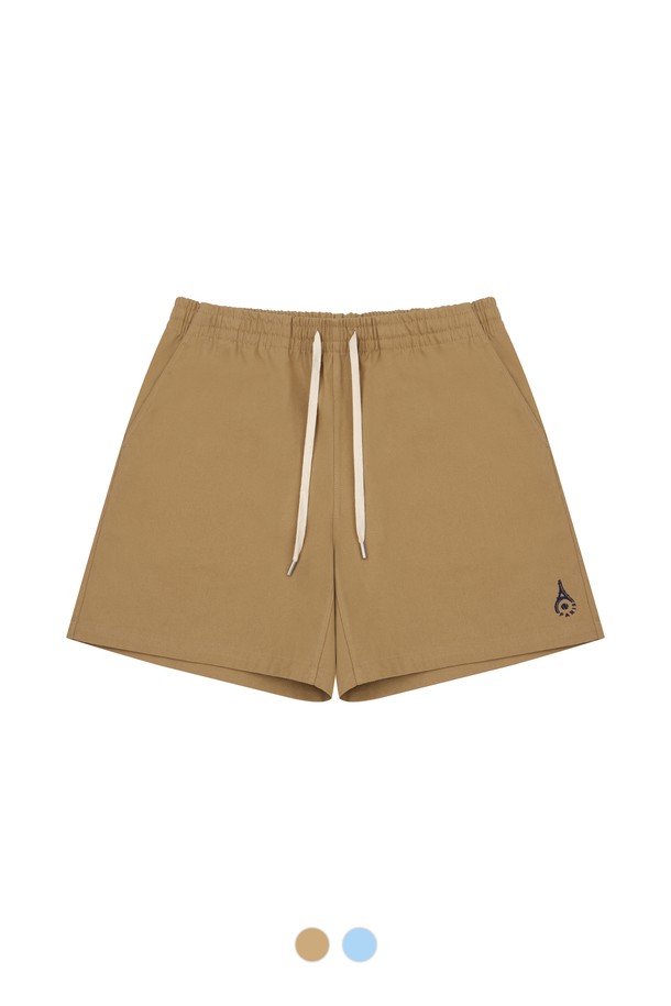베이직한 디자인에 스포티한 무드를 더한 남녀공용 쇼츠입니다. 부드러운 면 소재로 제작되어 편안한 착용감을 선사하며, 허리 밴딩과 드로우스트링으로 사이즈 조절이 용이합니다. 로고 자수 디테일과 사이드/백 포켓, 숏 기장으로 활동성을 높였으며, 산뜻한 베이지와 스카이블루 컬러로 일상, 휴가, 여행 등 다양한 TPO에 활용하기 좋습니다.

