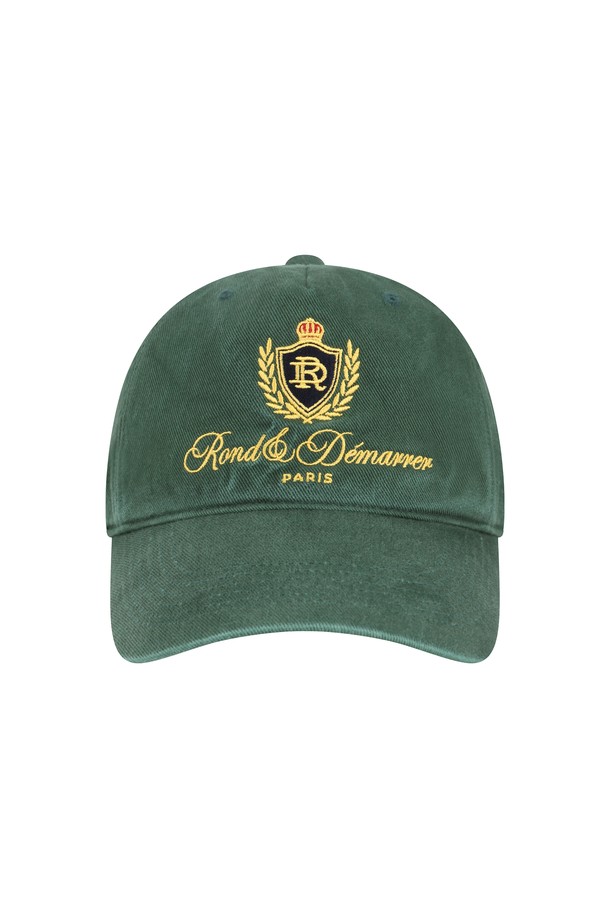 [남녀공용] 클래식 엠블럼 자수 볼캡 (딥그린)은 프렌치 헤리티지 무드를 담아낸 볼캡입니다. 면 소재로 제작되어 부드러운 촉감을 선사하며, 12cm의 모자 깊이와 19cm의 챙 넓이로 편안한 착용감을 제공합니다. 딥그린 컬러에 빈티지한 워싱 가공과 골드 자수 엠블럼, 자수 디테일이 더해져 캐주얼, 클래식, 미니멀 스타일을 연출하기 좋으며, 동네 마실룩이나 산책룩에 매치하기 좋습니다.
