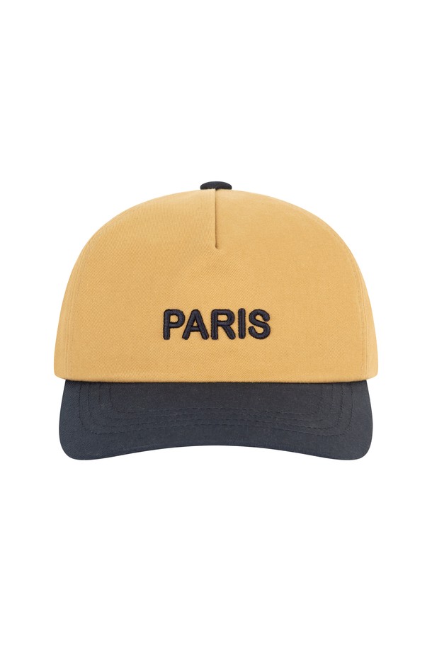 [남녀공용] PARIS 자수포인트 볼캡은 봄, 여름, 가을, 겨울 사계절 모두 착용 가능한 면 소재의 볼캡입니다. 베이지와 네이비 두 가지 색상으로 출시되었으며, 12cm 깊이와 19cm 챙 넓이로 제작되어 편안한 착용감을 선사합니다. 캐주얼, 미니멀, 클래식 스타일을 아우르며, PARIS 레터링과 아치형 브랜드 자수 포인트로 포인트를 더해 동네 마실룩, 산책룩, 여행룩 등 다양한 TPO에 활용하기 좋습니다.
