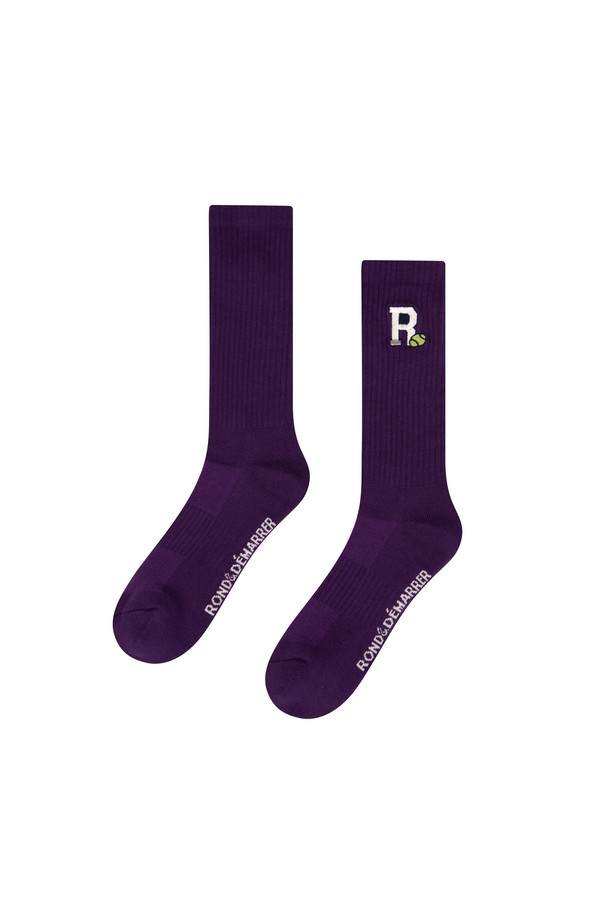 [남녀공용] R자수 포인트 장목양말 (퍼플)은 면, 폴리에스테르, 폴리우레탄 혼방 소재로 제작되어 부드러운 촉감이 특징입니다. 일상 및 스포츠 활동에 적합하며, 장목 디자인에 R 로고 자수와 테니스공 자수가 포인트로 더해져 캐주얼, 스포티, 미니멀 스타일을 연출합니다. 흡습 기능으로 쾌적함을 유지하며, RONDSDEMARRER 로고가 디자인에 포함되어 있습니다.
