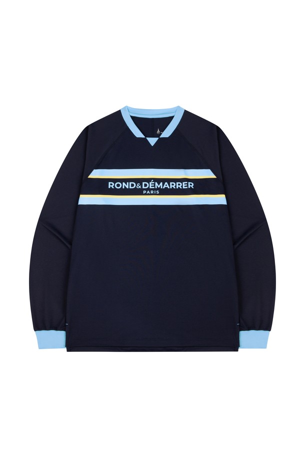 \[남녀공용] 스트라이프 메쉬 롱 슬리브는 아이보리, 네이비 두 가지 색상으로 출시되었으며, 사계절 내내 일상과 운동 시 모두 활용 가능한 제품입니다. 폴리에스테르와 스판덱스 혼방의 브리더블 메쉬 소재로 제작되어 통기성이 뛰어나며, 넥라인과 소매단 립 디테일, 로고 프린트가 스포티한 무드를 더합니다. 릴랙스핏의 긴 소매 디자인으로 러닝룩, 피트니스룩, 캐주얼 룩 등 다양한 스타일을 연출할 수 있습니다.
