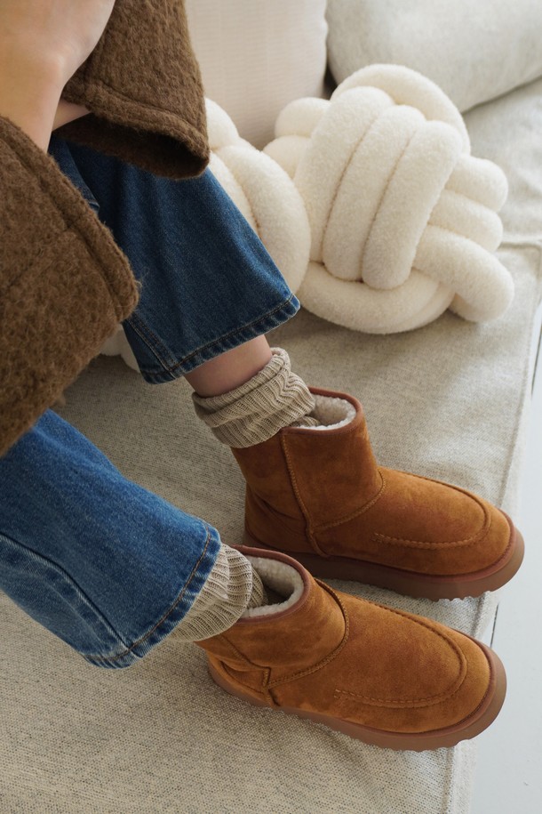 알뜨알레 코지 하프부츠 HA2424는 여성스러운 스타일을 완성하는 하프 부츠입니다. 부드러운 스웨이드와 합성가죽 소재로 제작되었으며, 블랙과 카멜 두 가지 색상으로 출시되었습니다. 3cm 플랫 굽에 라운드 토 디자인으로 편안한 착용감을 선사하며, 안감에는 퍼와 울을 사용하여 가을, 겨울철 따뜻하게 신을 수 있습니다. 미드컷 탑라인과 슬림한 발목 실루엣이 세련된 느낌을 주며, 쿠션 인솔과 유연한 고무 밑창, 하프 스티치 디테일이 돋보이는 제품입니다. 출근룩, 모임룩, 그리고 클래식, 미니멀, 캐주얼 스타일 모두에 잘 어울립니다.
