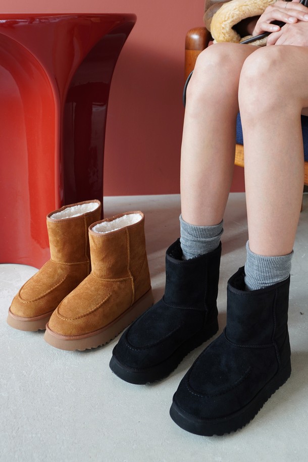 알뜨알레 코지 하프부츠 HA2424는 여성용 하프부츠로, 가을과 겨울에 따뜻하게 착용하기 좋습니다. 블랙과 카멜 두 가지 색상으로 출시되었으며, 라운드토 디자인과 3cm 로우힐 굽으로 편안함을 더했습니다. 스웨이드와 합성퍼, 고무 소재를 사용하여 부드러운 착용감을 제공하며, 안감은 합성퍼와 울 혼방으로 보온성을 높였습니다. 무지 패턴에 미드컷 디자인, 슬림한 실루엣과 하프 스티치 디테일이 돋보이며, 쿠션감과 경량 설계로 편안한 착용감을 선사합니다. 출근룩, 클래식, 미니멀, 캐주얼 스타일 모두 소화 가능한 활용도 높은 부츠입니다.
