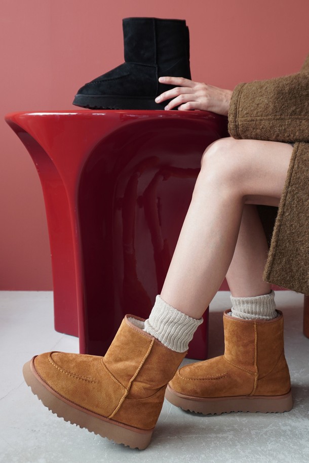 알뜨알레 코지 하프부츠 HA2424는 여성스러운 스타일을 완성하는 하프 부츠입니다. 부드러운 스웨이드와 합성가죽 소재로 제작되었으며, 블랙과 카멜 두 가지 색상으로 출시되었습니다. 3cm 플랫 굽에 라운드 토 디자인으로 편안한 착용감을 선사하며, 안감에는 퍼와 울을 사용하여 가을, 겨울철 따뜻하게 신을 수 있습니다. 미드컷 탑라인과 슬림한 발목 실루엣이 세련된 느낌을 주며, 쿠션 인솔과 유연한 고무 밑창, 하프 스티치 디테일이 돋보이는 제품입니다. 출근룩, 모임룩, 그리고 클래식, 미니멀, 캐주얼 스타일 모두에 잘 어울립니다.
