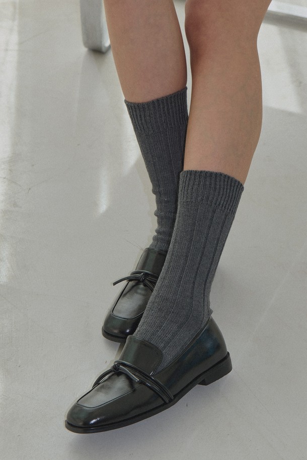 알뜨알레(Altdalle) 소프트 라인로퍼 HA2582는 여성스러운 스타일을 완성하는 블랙 컬러의 로퍼입니다. 봄, 가을에 어울리는 이 로퍼는 스퀘어 앞코 디자인으로 세련된 느낌을 더하며, 부드러운 합성가죽 소재로 제작되어 편안한 착화감을 선사합니다. 로우힐 굽으로 안정감을 높였으며, 슬립온 스타일로 신고 벗기 편리합니다. 출근룩, 오피스룩, 모임룩 등 다양한 TPO에 활용 가능하며, 클래식, 미니멀, 시크 스타일을 즐겨 입는 분들에게 추천합니다.
