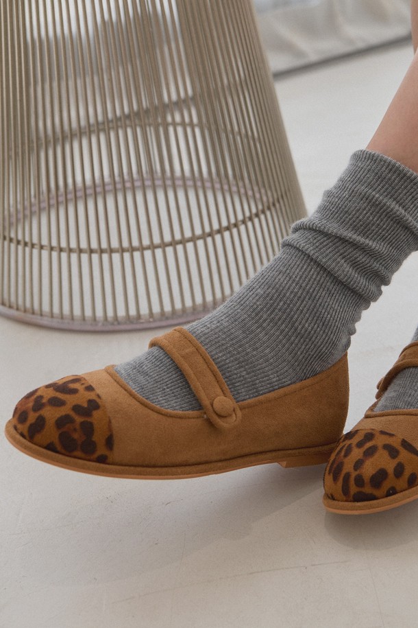 알뜨알레 퍼콤비 소프트로퍼 HA2581는 여성용 로퍼입니다. 가을과 겨울에 착용하기 좋으며, 일상생활과 산책룩에 어울립니다. 부드러운 퍼 안감으로 포근함을 더하고, 무지 디자인에 플랫 굽으로 편안함을 강조했습니다. 캐주얼, 미니멀, 클래식 스타일을 즐겨 입는 분들께 추천합니다. 소프트한 착화감으로 발의 피로를 덜어줍니다.
