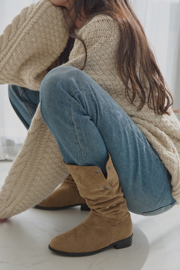 알뜨알레(Alte Ale) 소프트 스냅하프부츠 HA2584는 가을과 겨울에 어울리는 여성용 부츠입니다. 부드러운 스웨이드 소재와 라운드 앞코 디자인으로 편안한 착용감을 선사하며, 일상 및 출근, 모임룩에 모두 잘 어울립니다. 클래식, 미니멀, 캐주얼 스타일 모두 소화 가능한 활용도 높은 아이템입니다. 스냅 여밈 방식과 하프 탑라인으로 세련된 룩을 연출할 수 있습니다. 로우힐 굽으로 편안함과 스타일을 동시에 만족시키는 부츠입니다.
