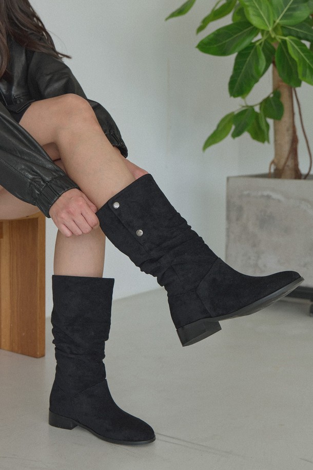 알뜨알레(Altdalle) 소프트 스냅 하프부츠 HA2584는 여성용 하프 부츠입니다. 부드러운 스웨이드 소재와 라운드토 디자인으로, 편안함과 세련됨을 동시에 잡았습니다. 브라운 컬러와 무지 패턴으로, 캐주얼, 클래식, 미니멀 스타일 모두 소화 가능하며, 출근룩과 모임룩에 적합합니다. 스냅 여밈 방식과 로우힐 굽으로 제작되어 실용성을 더했습니다. 가을, 겨울 시즌에 따뜻하고 스타일리시하게 착용할 수 있습니다.
