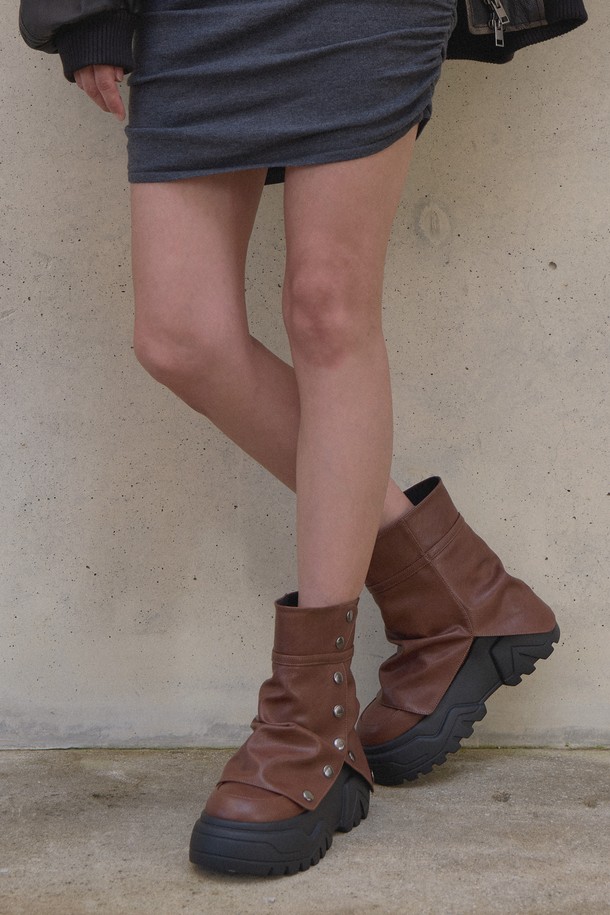 알뜨알레 와일드 스냅 앵클부츠 HA2583은 여성용 앵클부츠입니다. 라운드 앞코와 로우힐 통굽 디자인으로, 가을과 겨울철 출근룩을 클래식하고 시크하게 연출할 수 있습니다. 블랙과 브라운 두 가지 색상으로 출시되었으며, 무지 패턴의 합성가죽 소재에 스냅 디테일이 더해져 미니멀한 스타일을 완성합니다. 스냅 여밈 방식으로 편안하게 신고 벗을 수 있습니다.
