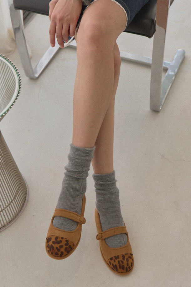 알뜨알레 퍼콤비 소프트로퍼 HA2581는 여성용 로퍼입니다. 가을과 겨울에 착용하기 좋으며, 일상생활과 산책룩에 어울립니다. 부드러운 퍼 안감으로 포근함을 더하고, 무지 디자인에 플랫 굽으로 편안함을 강조했습니다. 캐주얼, 미니멀, 클래식 스타일을 즐겨 입는 분들께 추천합니다. 소프트한 착화감으로 발의 피로를 덜어줍니다.
