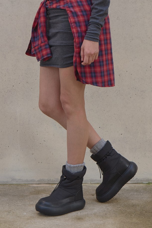 알뜨알레 베이직 푸퍼 앵클 부츠 HA2585는 여성용 앵클 부츠로, 가을과 겨울에 착용하기 좋습니다. 라운드 앞코에 슬립온 디자인으로 편안하게 신고 벗을 수 있으며, 베이직한 디자인과 푸퍼 스타일이 특징입니다. 블랙 색상에 무지 패턴으로 어떤 옷에도 쉽게 매치할 수 있으며, 캐주얼, 미니멀, 클래식 스타일을 연출하기 좋습니다. 합성가죽 소재에 낮은 굽으로 제작되어 일상생활에서 편안하게 착용 가능하며, 안감은 패딩 처리되어 따뜻함을 더했습니다. 출근룩과 모임룩에 활용하기 좋은 아이템입니다.
