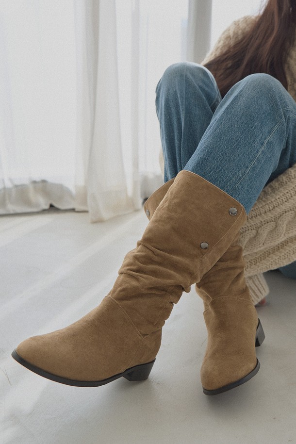 알뜨알레(Alte Ale) 소프트 스냅하프부츠 HA2584는 가을과 겨울에 어울리는 여성용 부츠입니다. 부드러운 스웨이드 소재와 라운드 앞코 디자인으로 편안한 착용감을 선사하며, 일상 및 출근, 모임룩에 모두 잘 어울립니다. 클래식, 미니멀, 캐주얼 스타일 모두 소화 가능한 활용도 높은 아이템입니다. 스냅 여밈 방식과 하프 탑라인으로 세련된 룩을 연출할 수 있습니다. 로우힐 굽으로 편안함과 스타일을 동시에 만족시키는 부츠입니다.
