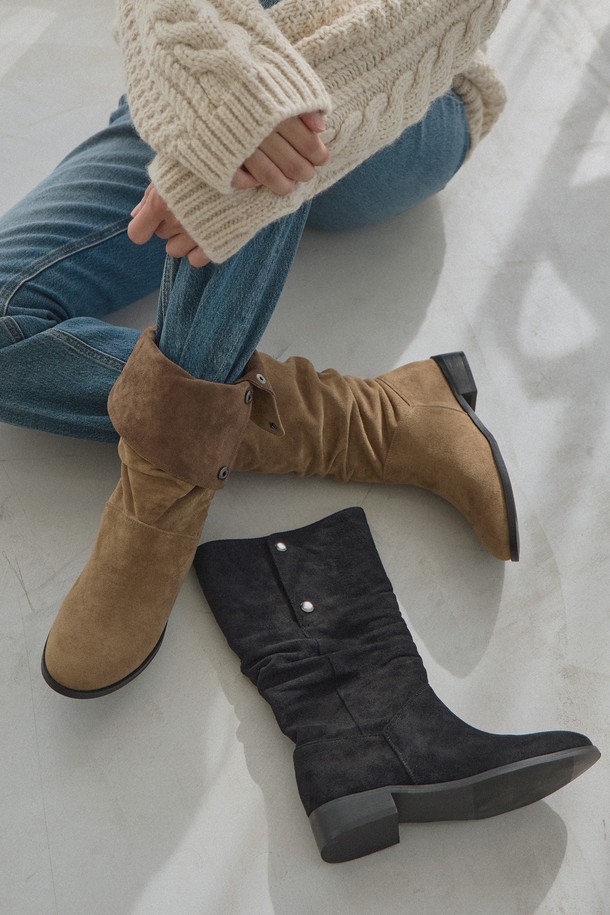 알뜨알레(Altdalle) 소프트 스냅 하프부츠 HA2584는 여성용 하프 부츠입니다. 부드러운 스웨이드 소재와 라운드토 디자인으로, 편안함과 세련됨을 동시에 잡았습니다. 브라운 컬러와 무지 패턴으로, 캐주얼, 클래식, 미니멀 스타일 모두 소화 가능하며, 출근룩과 모임룩에 적합합니다. 스냅 여밈 방식과 로우힐 굽으로 제작되어 실용성을 더했습니다. 가을, 겨울 시즌에 따뜻하고 스타일리시하게 착용할 수 있습니다.
