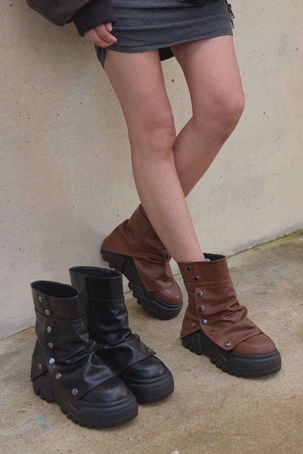 알뜨알레 와일드 스냅 앵클부츠 HA2583은 여성용 앵클부츠입니다. 라운드 앞코와 로우힐 통굽 디자인으로, 가을과 겨울철 출근룩을 클래식하고 시크하게 연출할 수 있습니다. 블랙과 브라운 두 가지 색상으로 출시되었으며, 무지 패턴의 합성가죽 소재에 스냅 디테일이 더해져 미니멀한 스타일을 완성합니다. 스냅 여밈 방식으로 편안하게 신고 벗을 수 있습니다.
