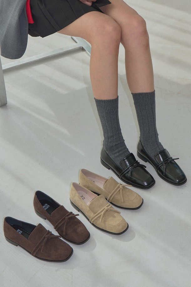 알뜨알레(Altdalle) 소프트 라인로퍼 HA2582는 여성스러운 스타일을 완성하는 블랙 컬러의 로퍼입니다. 봄, 가을에 어울리는 이 로퍼는 스퀘어 앞코 디자인으로 세련된 느낌을 더하며, 부드러운 합성가죽 소재로 제작되어 편안한 착화감을 선사합니다. 로우힐 굽으로 안정감을 높였으며, 슬립온 스타일로 신고 벗기 편리합니다. 출근룩, 오피스룩, 모임룩 등 다양한 TPO에 활용 가능하며, 클래식, 미니멀, 시크 스타일을 즐겨 입는 분들에게 추천합니다.
