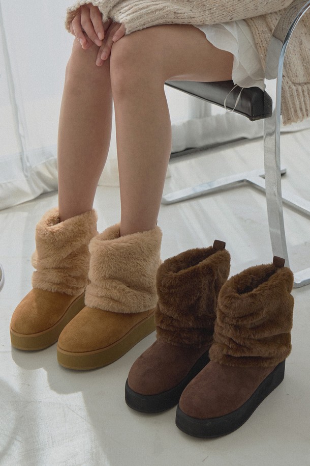 알뜨알레 폴딩퍼 앵클부츠 HA2586은 여성용 앵클 부츠로, 가을과 겨울에 따뜻하게 착용하기 좋습니다. 베이지 및 브라운 컬러의 스웨이드와 퍼 소재를 사용하여 부드러운 질감을 강조했습니다. 라운드 토우 디자인에 플랫 굽으로 편안함을 더했으며, 폴딩 디자인과 퍼 장식으로 포인트를 주었습니다. 출근룩과 모임룩 모두 소화 가능한 클래식, 미니멀, 캐주얼 스타일의 앵클 부츠입니다.
