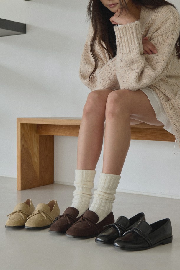 알뜨알레(AltheaLe) 소프트 라인로퍼 HA2582는 부드러운 스웨이드 소재로 제작되어 편안한 착화감을 선사하는 여성 로퍼입니다. 라운드 앞코 디자인과 슬립온 스타일로, 봄, 가을 시즌에 활용하기 좋습니다. 로우힐 굽으로 안정적인 착용감을 제공하며, 일상, 출근룩, 데이트룩 등 다양한 TPO에 미니멀, 클래식, 캐주얼 스타일로 연출할 수 있습니다. 베이지 컬러로 어떤 옷에도 매치하기 용이하며, 소프트한 착화감으로 편안함을 더했습니다. 무지 패턴의 로우컷 디자인으로 세련된 스타일을 완성해보세요.
