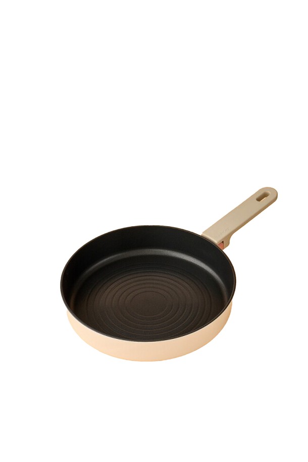 슈트브릭 IH 프라이팬 26cm (CAF2655IH)은 조리용으로 사용되는 원형 프라이팬입니다. 26cm 사이즈로 다양한 요리에 활용하기 좋으며, IH 인덕션 기능을 지원합니다. 블랙 색상의 에폭시 소재로 제작되었으며, 논스틱 코팅이 되어 있어 음식이 눌어붙는 것을 방지합니다. 나무 손잡이 디자인으로 그립감이 뛰어나고 사용이 편리합니다.
