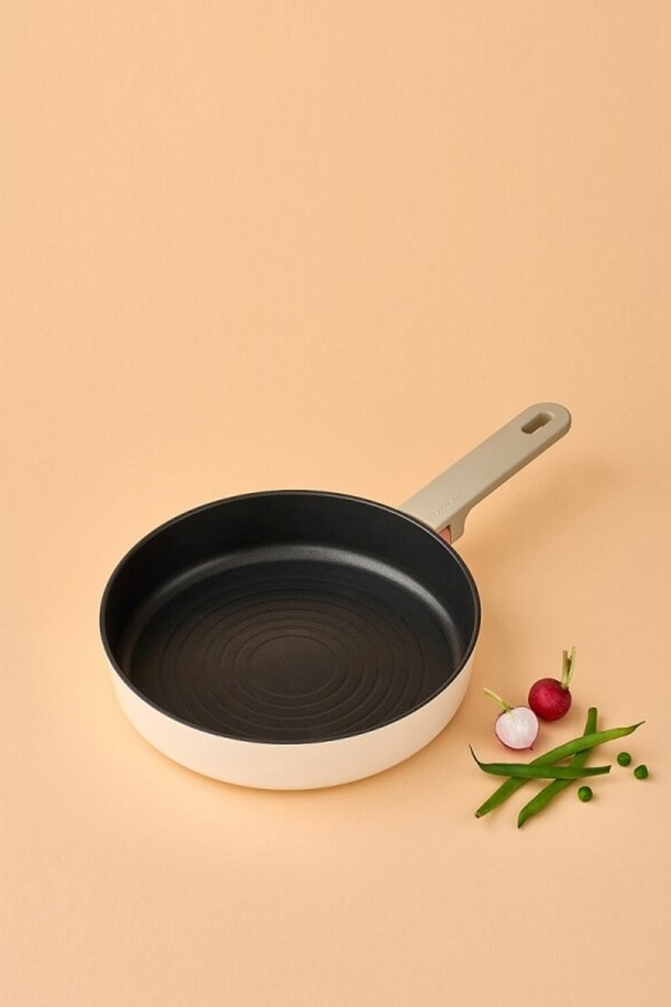 슈트브릭 IH 프라이팬 24cm (CAF2455IH)은 알루미늄 소재로 제작되어 열전도율이 우수합니다. 24cm 크기의 블랙 색상 프라이팬으로, 논스틱 코팅 처리가 되어 있어 음식이 눌어붙지 않아 편리합니다. 인덕션(IH)을 포함한 다양한 열원에서 사용 가능하며, 플라스틱 손잡이로 안전하게 요리할 수 있습니다. 조리와 요리에 적합한 실용적인 주방용품입니다.
