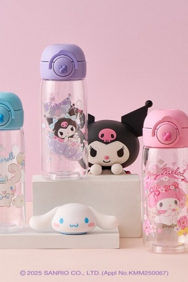 산리오 캐릭터즈의 귀여움을 담은 New 스쿨핏 원터치 보틀 470ml (ABF898)입니다. 핑크와 투명 2가지 색상으로, 플라스틱 소재에 산리오 캐릭터 무늬가 돋보입니다. 470ml 용량으로, 원터치 방식의 편리한 사용이 가능하며 휴대용 손잡이와 스트랩이 있어 휴대성을 높였습니다. 스쿨핏 디자인으로 학교, 나들이 등 어디든 편하게 사용할 수 있는 실용적인 물병입니다.
