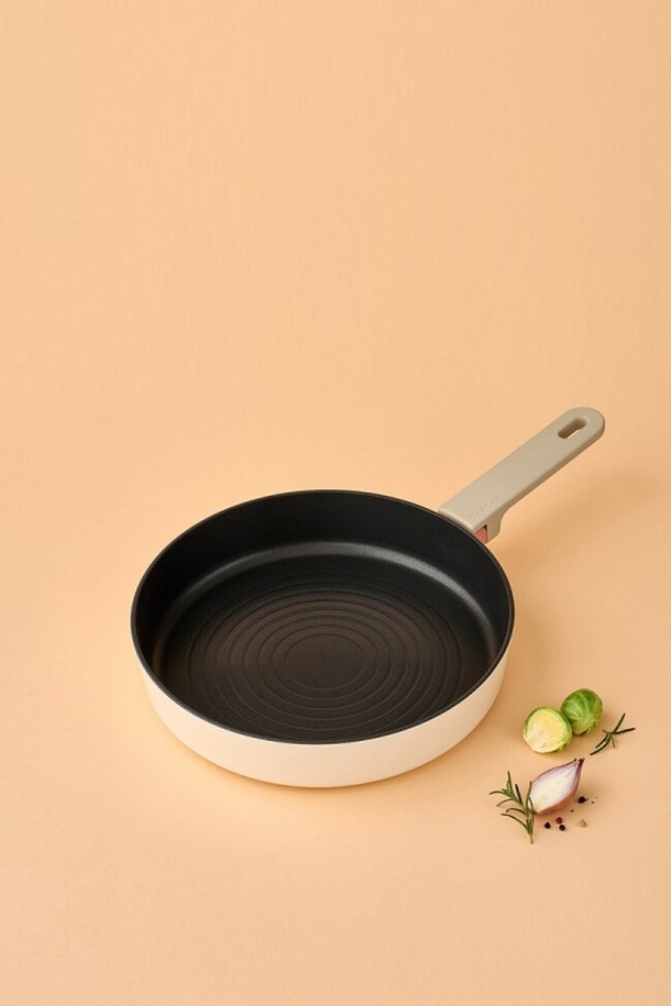 슈트브릭 IH 프라이팬 26cm (CAF2655IH)은 조리용으로 사용되는 원형 프라이팬입니다. 26cm 사이즈로 다양한 요리에 활용하기 좋으며, IH 인덕션 기능을 지원합니다. 블랙 색상의 에폭시 소재로 제작되었으며, 논스틱 코팅이 되어 있어 음식이 눌어붙는 것을 방지합니다. 나무 손잡이 디자인으로 그립감이 뛰어나고 사용이 편리합니다.
