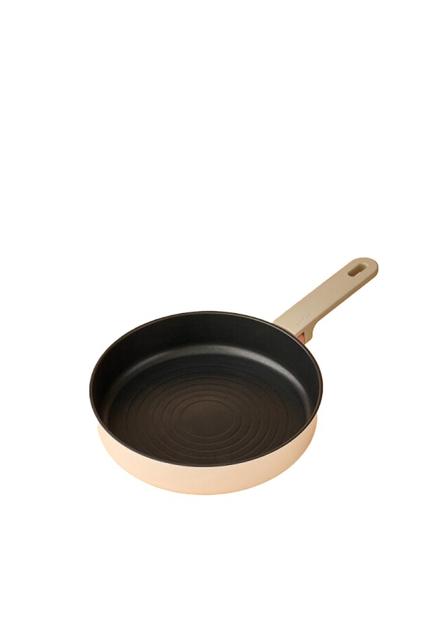 슈트브릭 IH 프라이팬 24cm (CAF2455IH)은 알루미늄 소재로 제작되어 열전도율이 우수합니다. 24cm 크기의 블랙 색상 프라이팬으로, 논스틱 코팅 처리가 되어 있어 음식이 눌어붙지 않아 편리합니다. 인덕션(IH)을 포함한 다양한 열원에서 사용 가능하며, 플라스틱 손잡이로 안전하게 요리할 수 있습니다. 조리와 요리에 적합한 실용적인 주방용품입니다.
