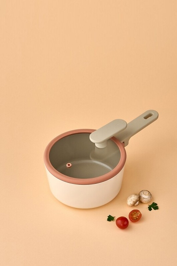 슈트브릭 IH 편수냄비 18cm (CAS1855IH)는 조리용으로 제작되었으며, 18cm 사이즈의 원형 형태입니다. 알루미늄 소재로 제작되어 열전도성이 뛰어나고, 베이지 및 브라운 색상으로 세련된 주방 분위기를 연출합니다.  IH 인덕션 사용이 가능하며, 손잡이가 부착되어 사용이 편리합니다.  논스틱 코팅으로 음식물이 눌어붙는 것을 방지하여 깔끔한 조리가 가능하며 내구성이 뛰어납니다.