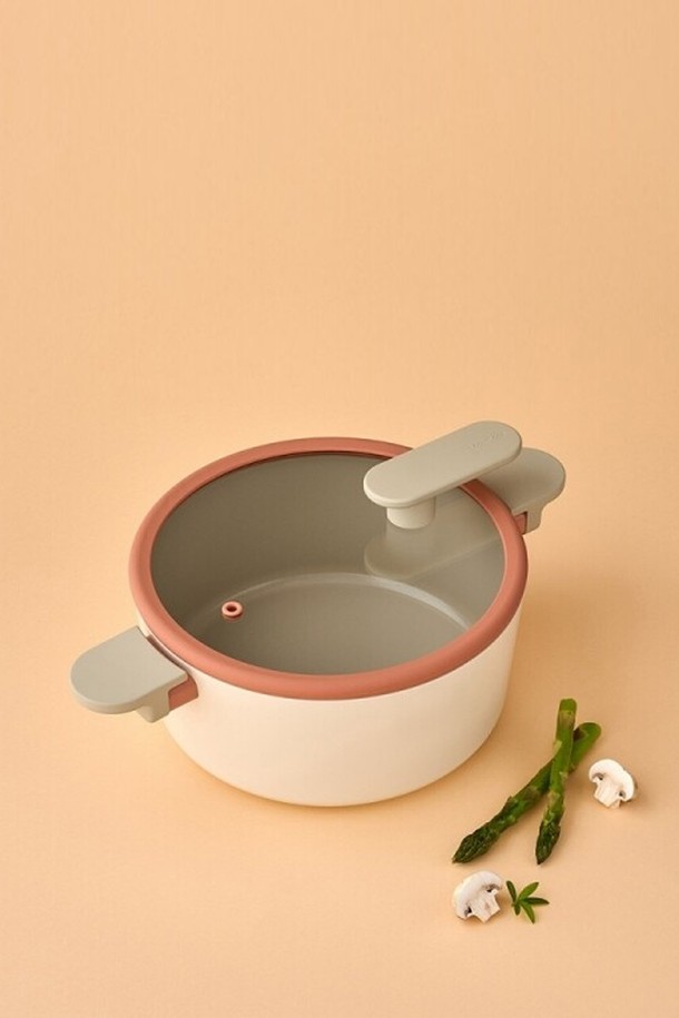 슈트브릭(Sutbrick) IH 양수 냄비 22cm (CAC2255IH)는 조리와 일상생활에서 유용하게 사용되는 주방용품입니다. 베이지와 브라운 두 가지 색상으로 제공되며, 22cm 사이즈로 다양한 요리에 활용하기 좋습니다. 에폭시 소재로 제작되어 내구성이 뛰어나며, 양수 디자인과 손잡이를 부착하여 사용 편의성을 높였습니다. 뚜껑이 포함되어 있어 조리 시 음식의 맛과 향을 지킬 수 있으며, IH 인덕션 기능을 지원하여 편리하게 사용할 수 있습니다.
