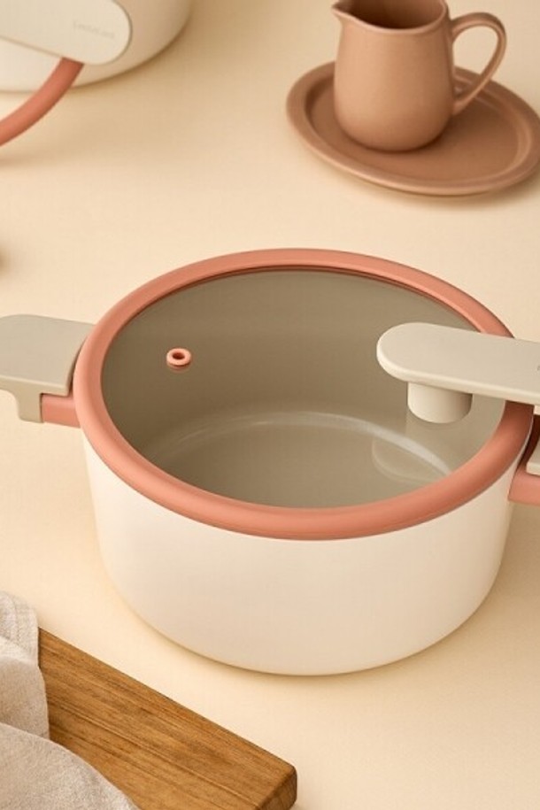 슈트브릭 IH 프라이팬 24cm (CAF2455IH)은 알루미늄 소재로 제작되어 열전도율이 우수합니다. 24cm 크기의 블랙 색상 프라이팬으로, 논스틱 코팅 처리가 되어 있어 음식이 눌어붙지 않아 편리합니다. 인덕션(IH)을 포함한 다양한 열원에서 사용 가능하며, 플라스틱 손잡이로 안전하게 요리할 수 있습니다. 조리와 요리에 적합한 실용적인 주방용품입니다.
